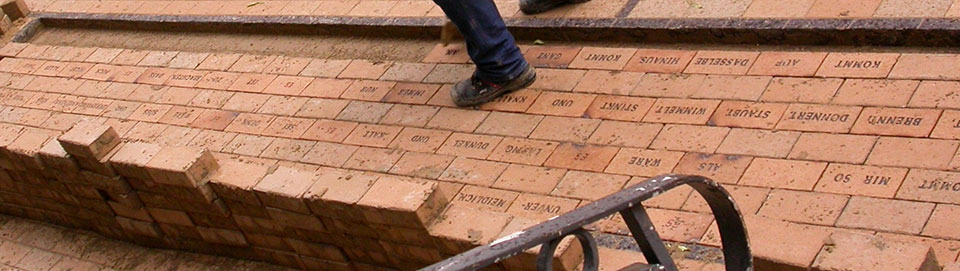 Gelber Klinker mit geprägter Schrift