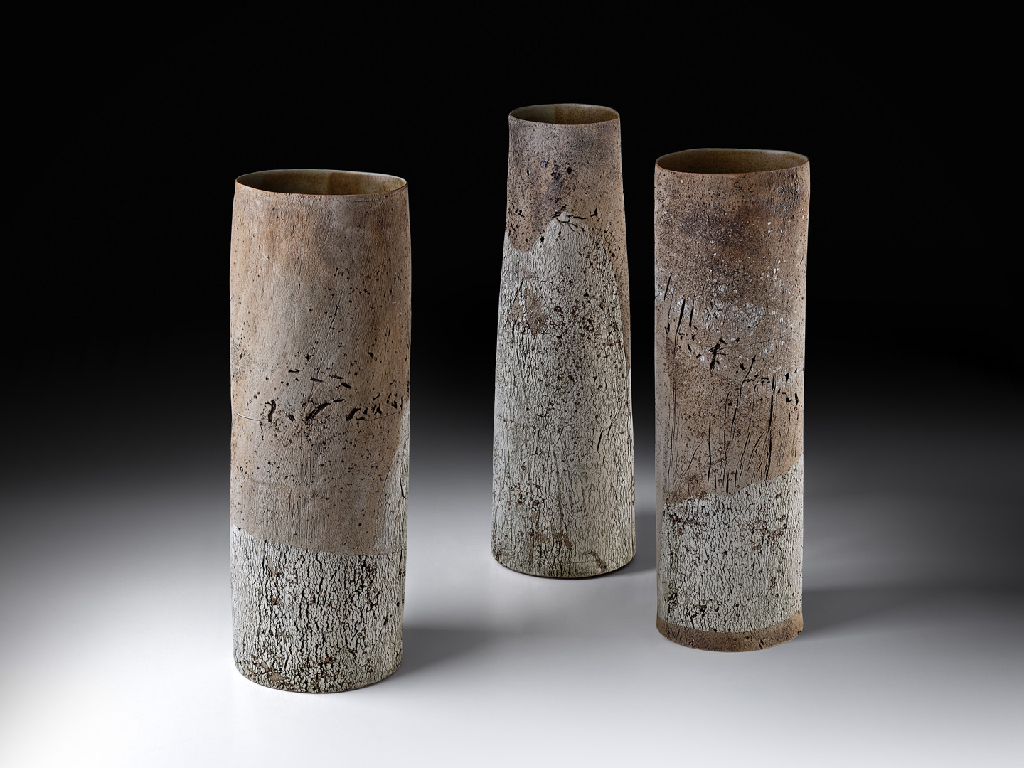 Triptychon; 3 große Strukturvasen; Vase 1 Höhe 54 cm / D 17,5 x 14,3 cm; Vase 2 Höhe 55 cm / Durchmesser 14 - 18 cm; Vase 3 Höhe 54,5 cm / Durchmesser 16 - 17 cm; Steinzeug; Engoben; Oxyde; Glasur; 2017