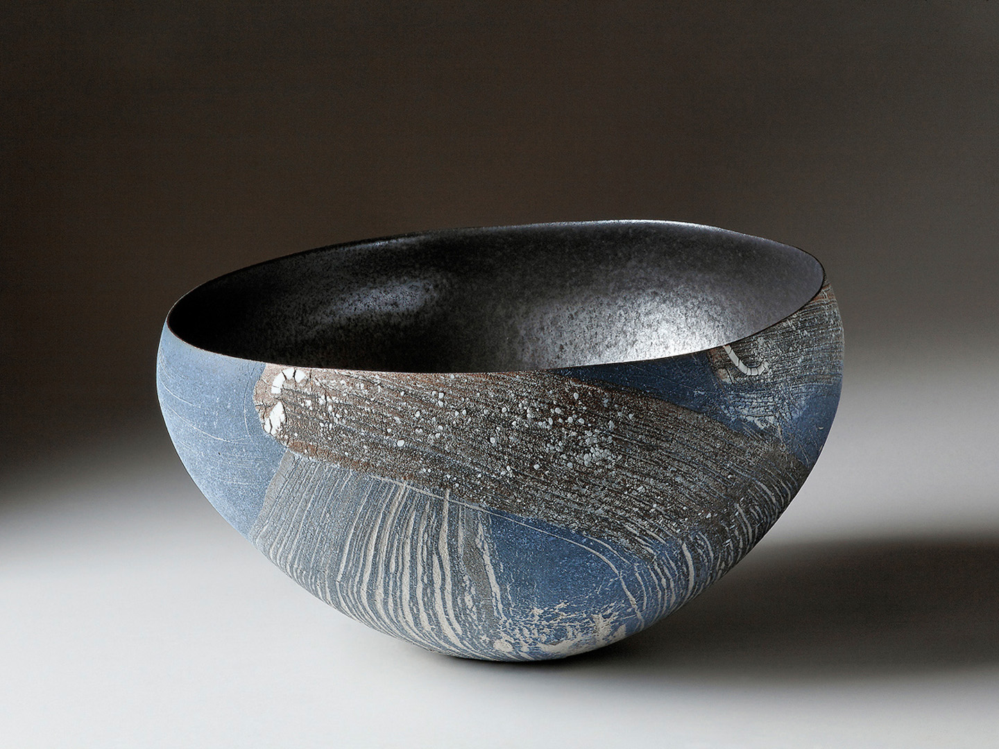 "Strukturschale", Bowl with structure, 2007; stoneware, slips, oxide, glaze, reduced fired at cone 9; height 20 cm, diameter 30 cm