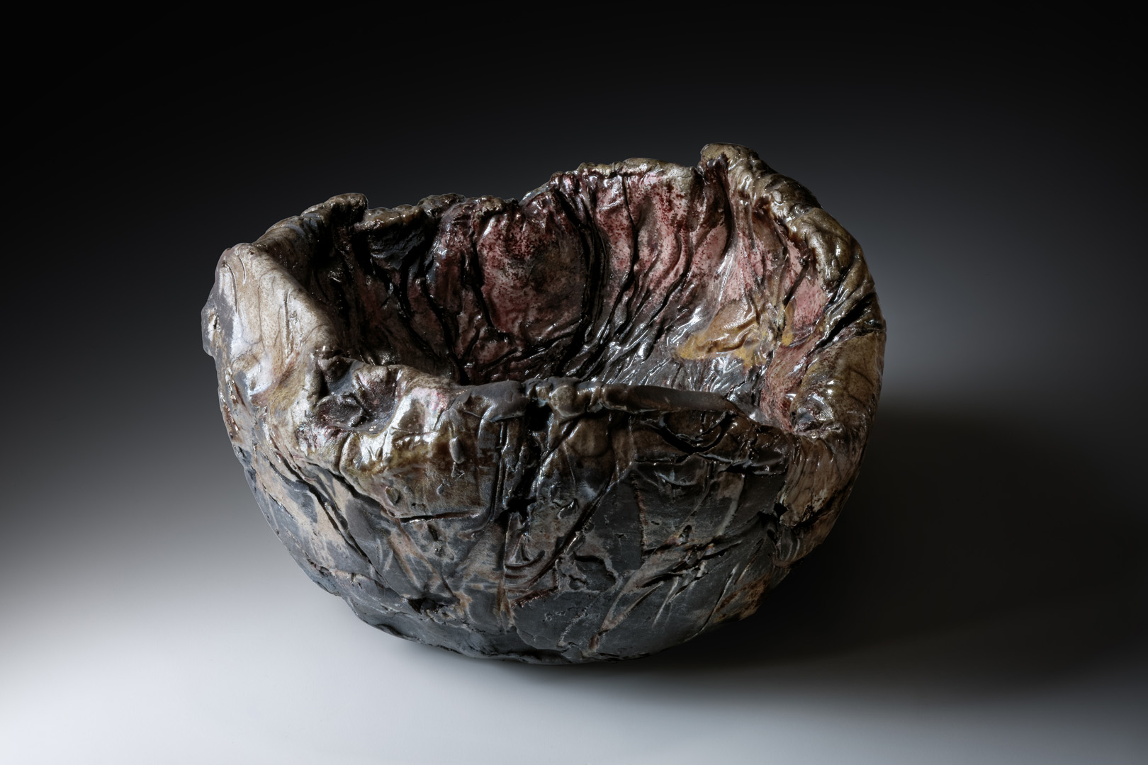 Fleischtopf 1; H 8 cm – 12,5 cm; Durchmesser 22 cm; Raku, 2015